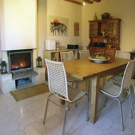 Three-bedroom Holiday In 马西尼亚克