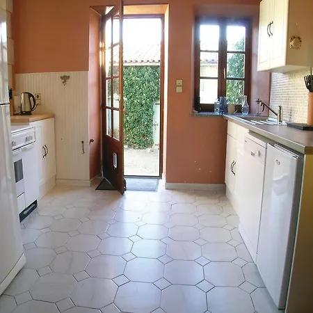 Three-bedroom Holiday In 马西尼亚克